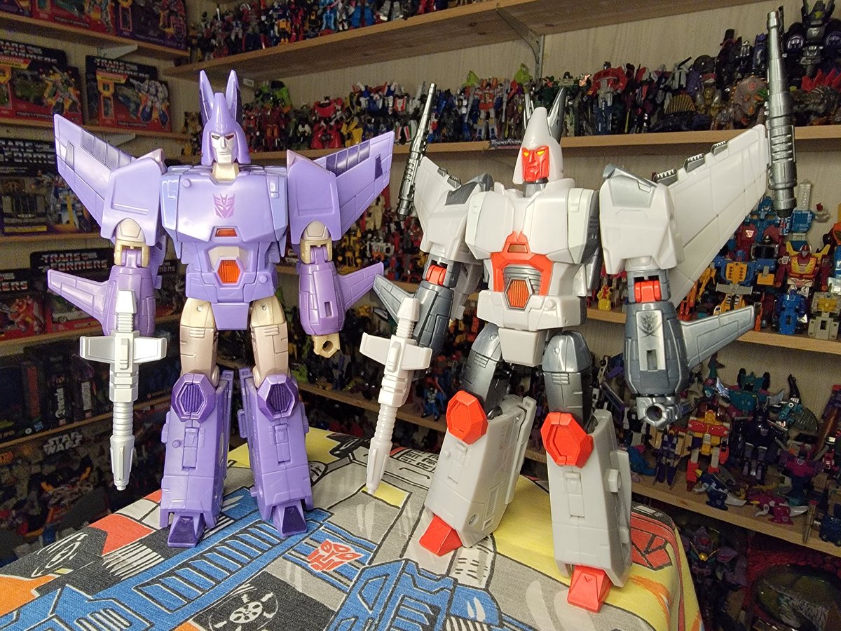 cracktasticpod's tweet photo. Who wore it better?
📷: Cyclonus & Ferak
#CracktasticPlastic #wingwednesday #transformers #Cyclonus #Ferak #StarRaider #collectthemall #thrillofthehunt #toner #toypodcast #thePFPN
Listen & subscribe wherever you get your podcasts or connect with us at https://t.co/eOzPzki1pa https://t.co/lMObK6jbmC