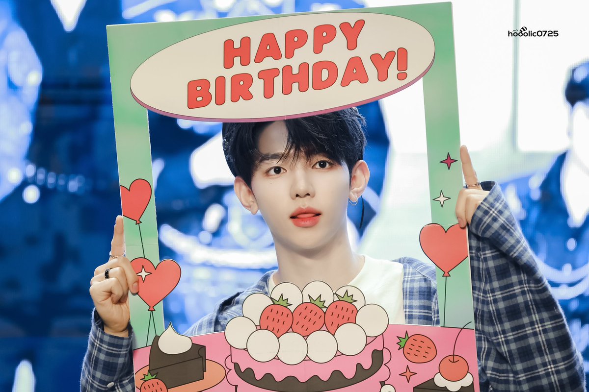 hooolic0725's tweet photo. 하오날 하오시에 생일 축하 축하

#장하오 #ZHANGHAO #章昊 #ジャンハオ
#ZB1 #제로베이스원 #ZEROBASEONE
#우리의_여름하늘_하오의_날
#OurShiningCenterZhangHao
#大陆奇迹宇宙center章昊生日快乐 https://t.co/syOlSkk37A