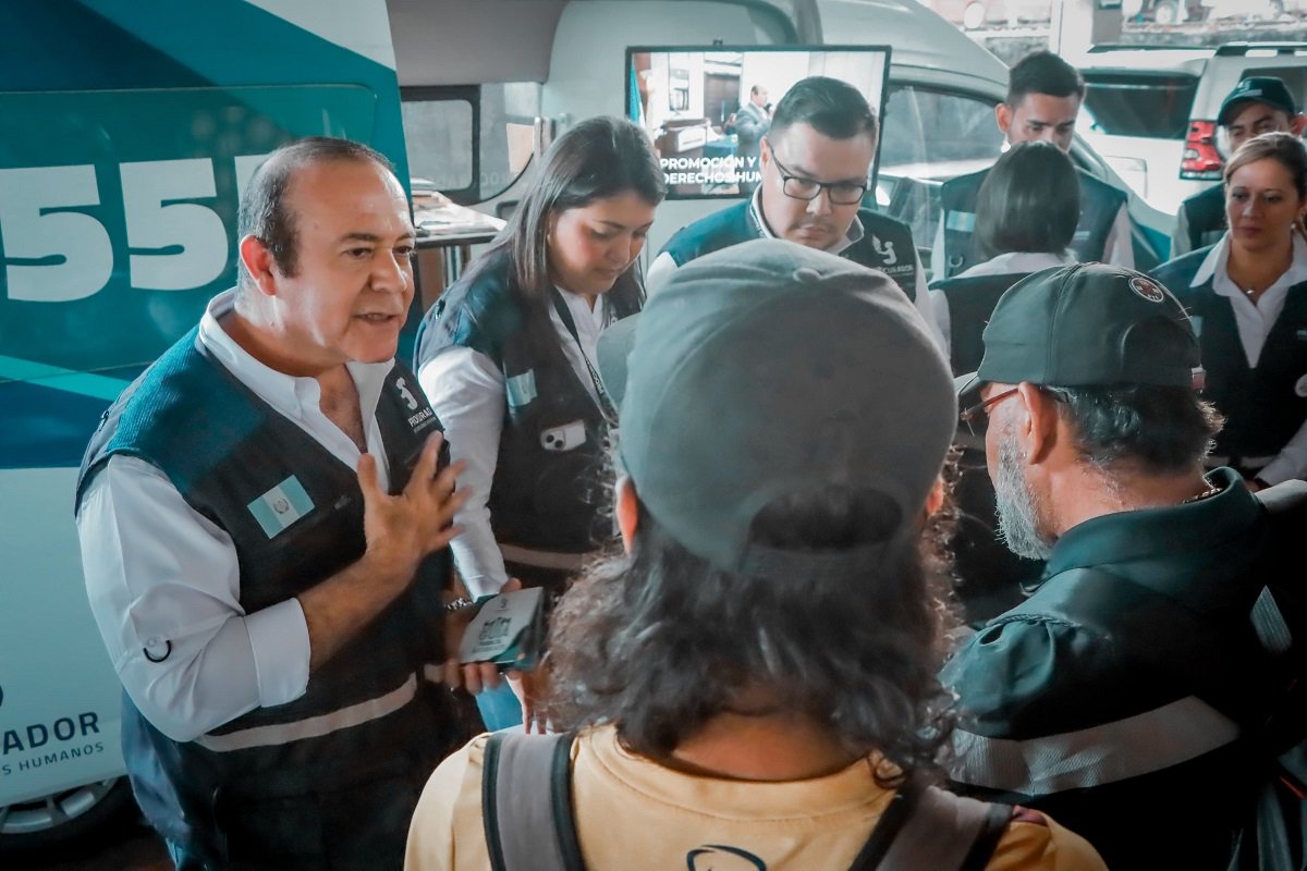 PDHgt's tweet photo. El @PDHgt, Dr. Alejandro Córdova y representantes de la Agencia de las Naciones Unidas para los Refugiados @RepACNURGuate verificaron la situación de las #personasmigrantes que están en instalaciones del #Capmir ubicado en Centra Sur.
Más información 👇
https://t.co/XFwaz5ko2s https://t.co/jX5IuffpKP