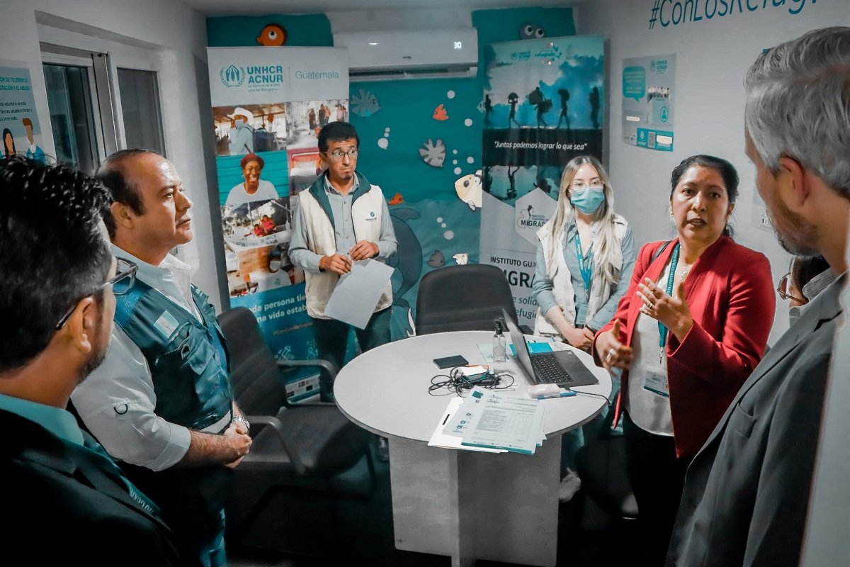 PDHgt's tweet photo. El @PDHgt, Dr. Alejandro Córdova y representantes de la Agencia de las Naciones Unidas para los Refugiados @RepACNURGuate verificaron la situación de las #personasmigrantes que están en instalaciones del #Capmir ubicado en Centra Sur.
Más información 👇
https://t.co/XFwaz5ko2s https://t.co/jX5IuffpKP