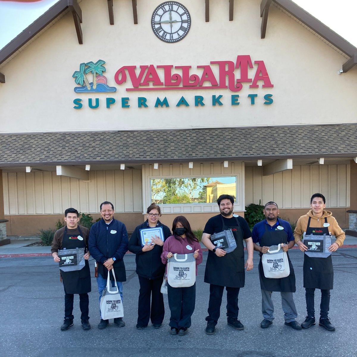 SMUtilities's tweet photo. We recently recognized Vallarta Supermarket #46 on South Broadway for its outstanding work with the Commercial Organics Recycling Program and for diverting food waste from the Landfill. Itโs a team effort-Congratulations! #Organics #SantaMariaCA https://t.co/qYah7XvTp8