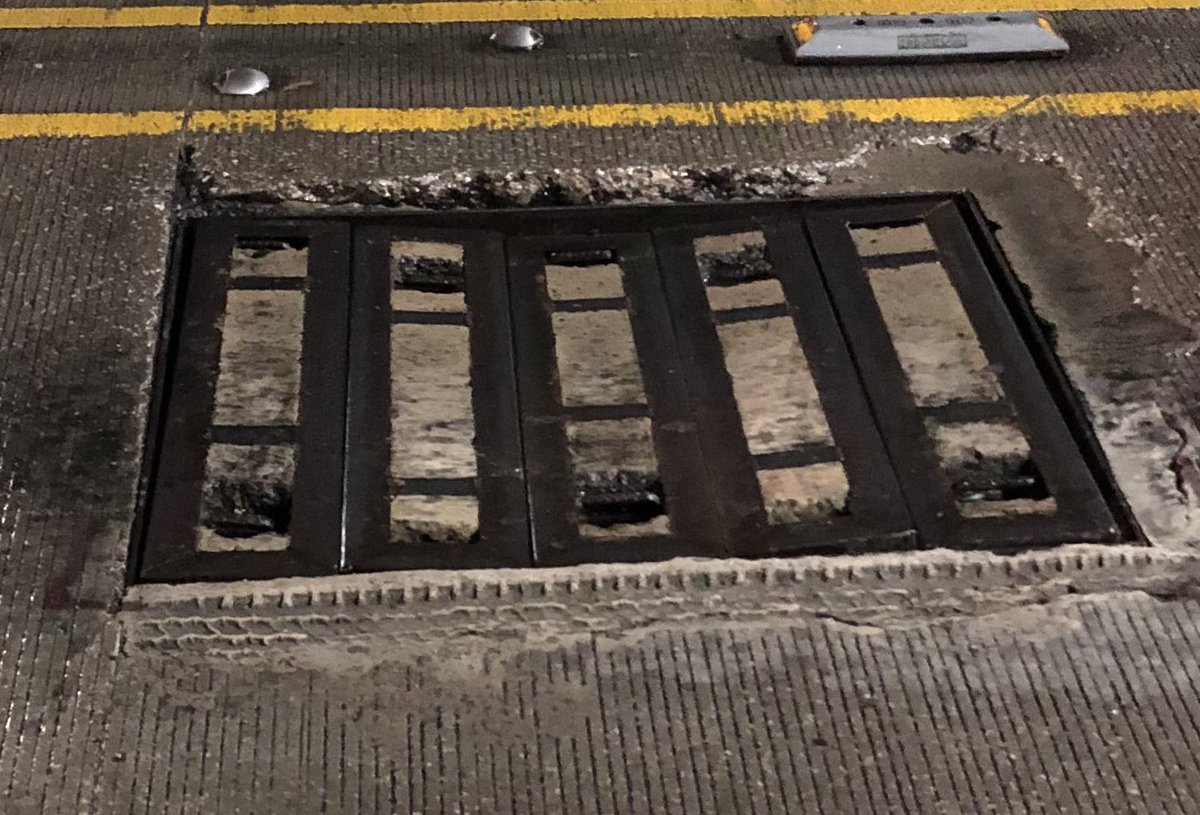 alfonsorojas's tweet photo. @SOBSECDMX 
Cuidado con esta coladera que está a punto de ceder en el carril del @MetrobusCDMX pasando L7 estación Robles Domínguez  rumbo a Indios Verdes 

https://t.co/CJ0K2STQzp https://t.co/9XMQ55jzeM