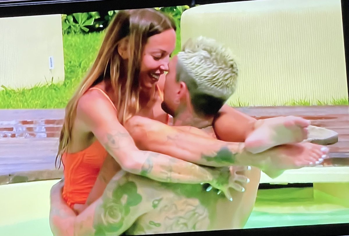 SonoSoloMarco's tweet photo. #tempationisland quale posizione del kamasutra è questa?? Della tigre vendicativa? https://t.co/JzmwsxzMcv