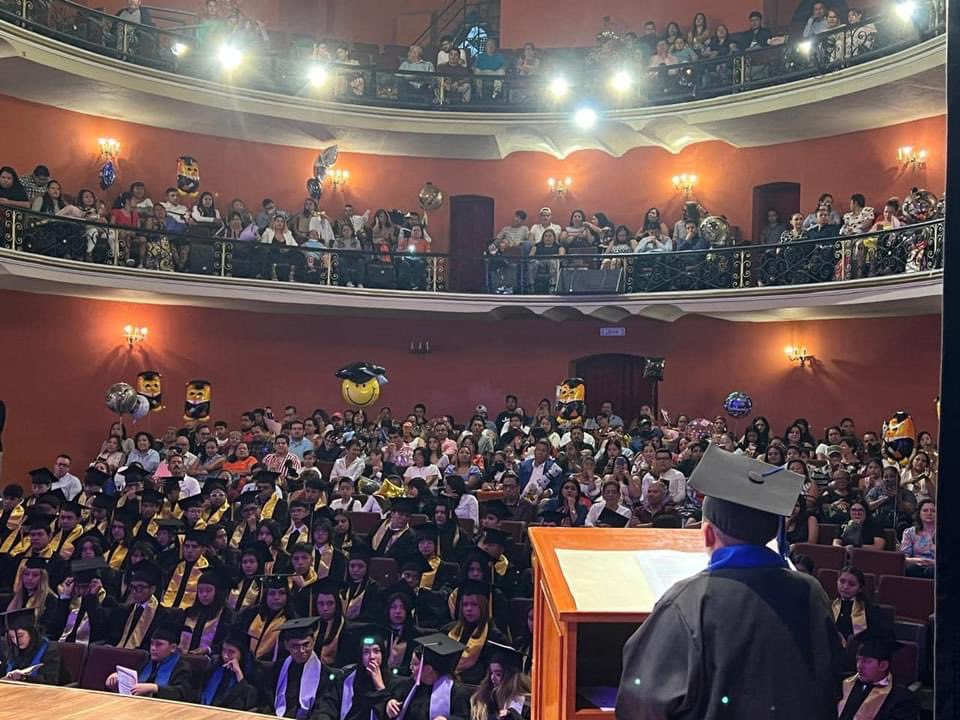VaniaLGlez1's tweet photo. Agradezco al #ICATEC por la invitación para ser su Madrina de generación. Mi reconocimiento a los padres de familia 👫y profesores 👩🏫 por el apoyo e impulso a su educación.
Acudió la titular de Sipinna, Celia Camelia Hernández Lima en mi representación. https://t.co/InvggQFw2l