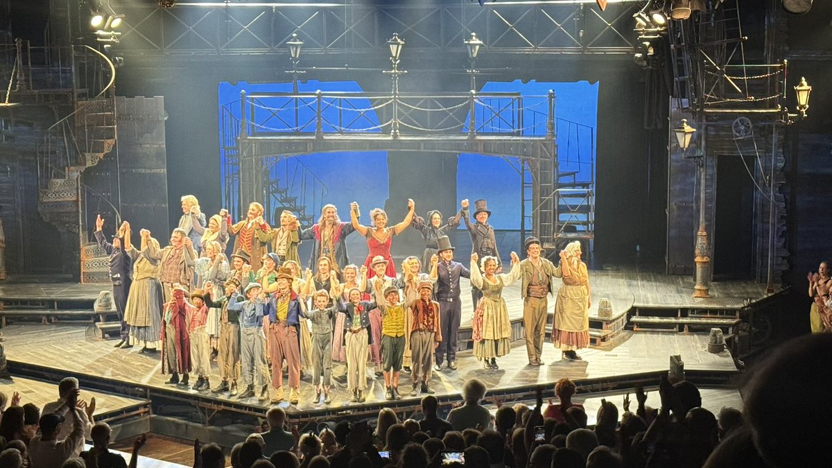 MarkBorkowski's tweet photo. Wow just been overwhelmed by the fresh and extraordinary โญ๏ธโญ๏ธโญ๏ธโญ๏ธโญ๏ธ production of @OliverOnStage staged @ChichesterFT stand out @aaronsidwell as Bill Sykes triumph for @CamMackLtd. Outstanding #SimonLipkin (Fagin) Super direction/choreography @SirMattBourne https://t.co/nQwti0lY7f