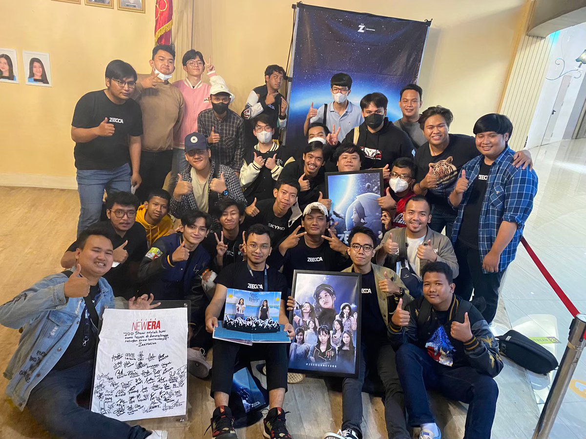 likalevi_'s tweet photo. Kenangan tiap kenangan gue rajut seperti #FilmKalianPantasMati, #ZEECCA200, #TimPakeSendok, dan puncaknya ngelead #Amazeeng19 sambil belajar mengikhlaskan, lagian bocahnya ga pernah theateran juga jadi lebih gampang ngeikhlasinnya, ah elu @A_ZeeJKT48 🗿 https://t.co/9JTLFBSYvS