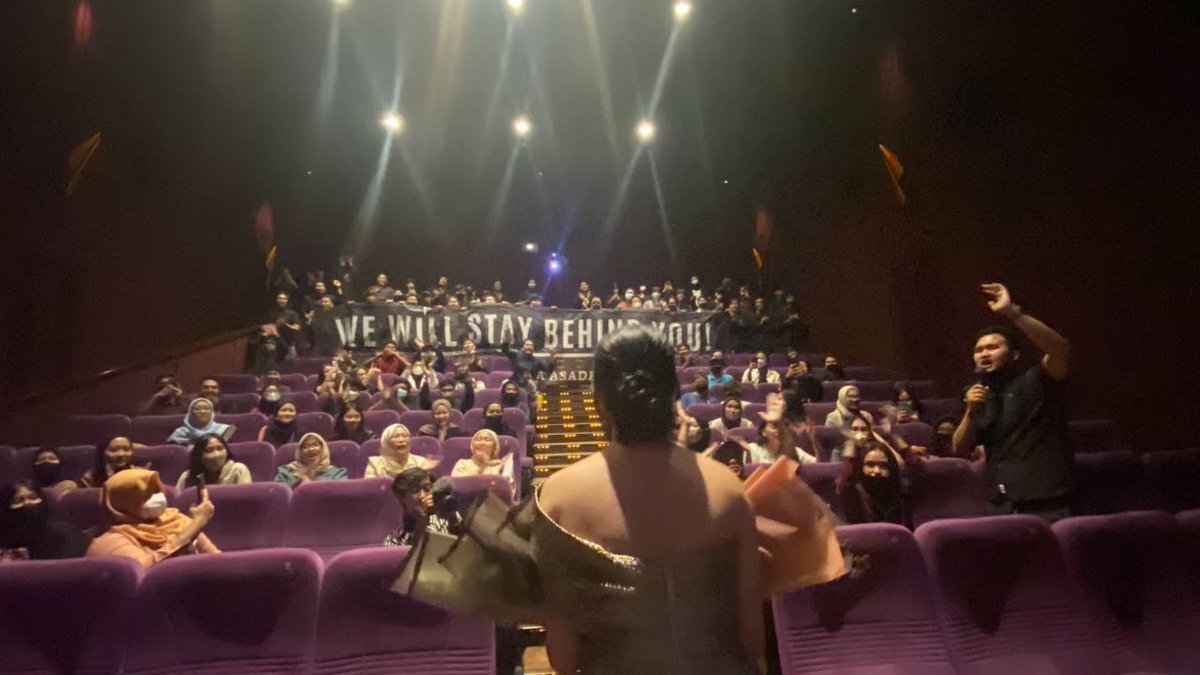 likalevi_'s tweet photo. Kenangan tiap kenangan gue rajut seperti #FilmKalianPantasMati, #ZEECCA200, #TimPakeSendok, dan puncaknya ngelead #Amazeeng19 sambil belajar mengikhlaskan, lagian bocahnya ga pernah theateran juga jadi lebih gampang ngeikhlasinnya, ah elu @A_ZeeJKT48 🗿 https://t.co/9JTLFBSYvS
