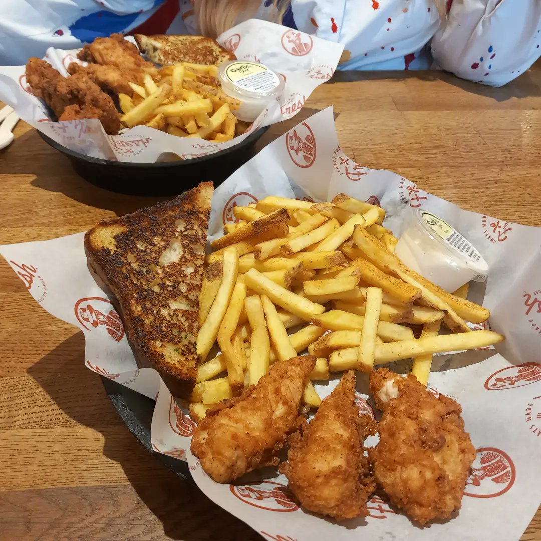 SakuraYueKo's tweet photo. Went and hung out with my best friend today - it'd been SO LONG! We had a good natter and looked at a lot of stuff. The chicken place we tried was pretty good; still prefer KFC though. Bought a cute af candle holder.. looook! ๐
#dayoutwithfriends #friedchicken #yankeecandle https://t.co/DjYKUA8GGE