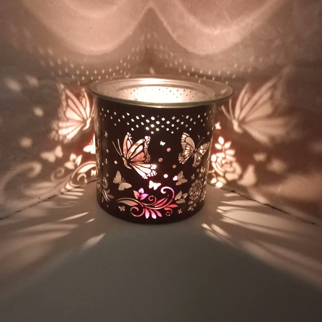 SakuraYueKo's tweet photo. Went and hung out with my best friend today - it'd been SO LONG! We had a good natter and looked at a lot of stuff. The chicken place we tried was pretty good; still prefer KFC though. Bought a cute af candle holder.. looook! ๐
#dayoutwithfriends #friedchicken #yankeecandle https://t.co/DjYKUA8GGE