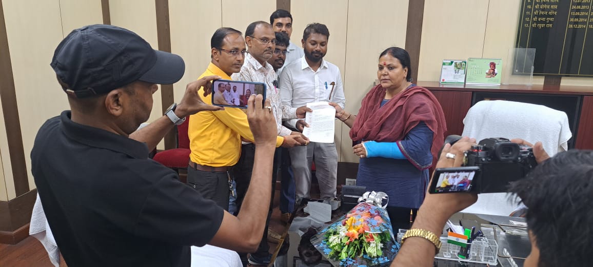 झारखण्ड राज्य जनसेवक संघ के प्रतिनिधिमंडल ने माननीय कृषि मंत्री <a href="/DipikaPS/">Dipika Pandey Singh</a> का अभिवादन किया और संवर्ग के लम्बित मांगों को पूरा करने के लिए मांग पत्र सौंपा।
<a href="/AmbaPrasadINC/">Amba Prasad</a> <a href="/HemantSorenJMM/">Hemant Soren</a> <a href="/JharkhandCMO/">Office of Chief Minister, Jharkhand</a> <a href="/jharotef/">NMOPS / JHAROTEF</a> <a href="/kccjharkhand/">किसान कॉल सेंटर, झारखंड</a> <a href="/JmmJharkhand/">Jharkhand Mukti Morcha</a> @nisha_singhmarr <a href="/jravss/">झारखंड राज्य अवर वन सेवा संघ</a> <a href="/INCJharkhand/">Jharkhand Pradesh Congress</a>