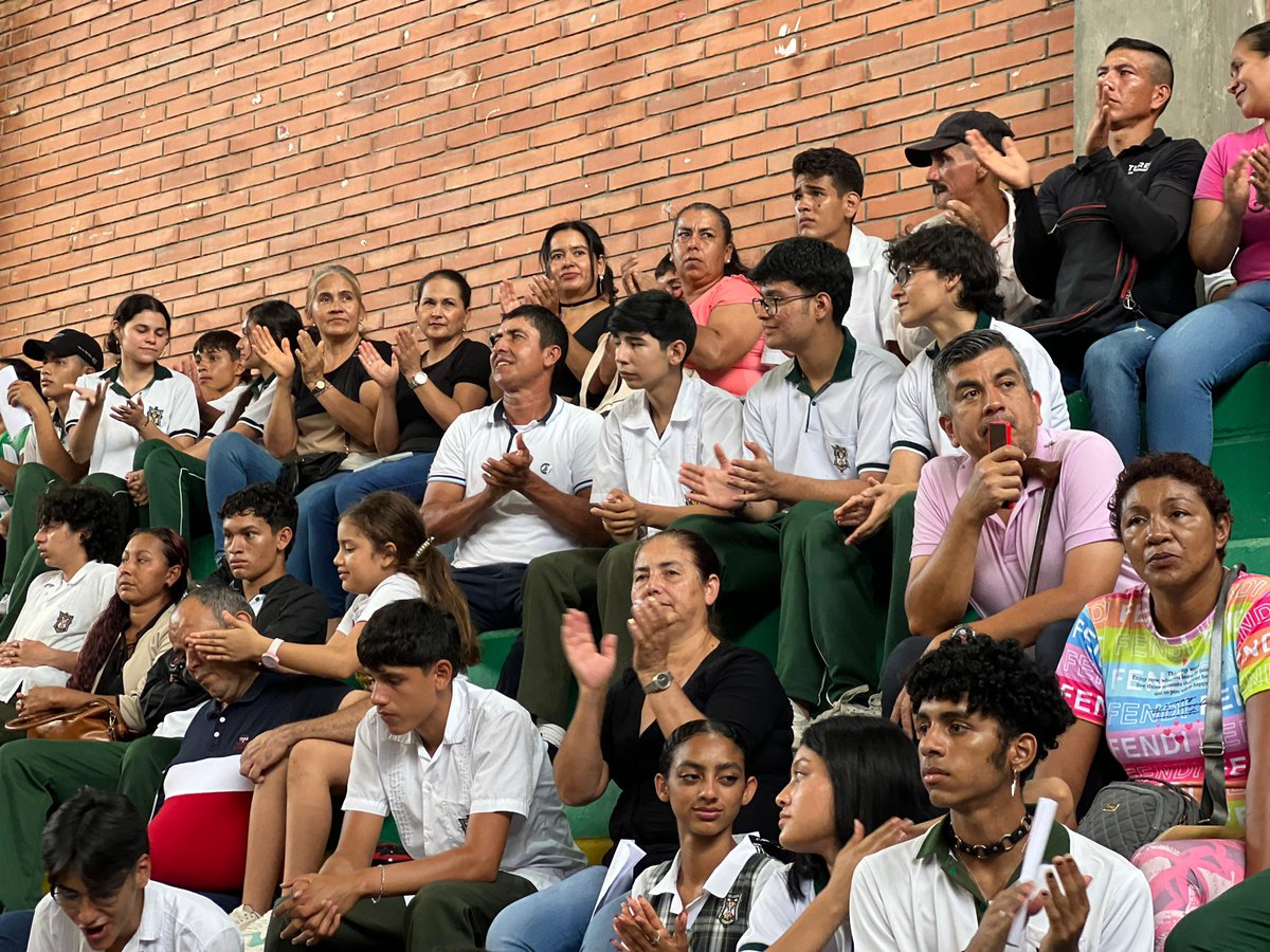 CanalTRO's tweet photo. #AEstaHora🔴| En Lebrija, Santander, culminó la agenda del día del @Ministerio_TIC @MauricioLizcano. En la capital piñera de Colombia el jefe de cartera entregó 336 computadores que irán dirigidos a estudiantes de colegios públicos para fortalecer su proceso de aprendizaje. https://t.co/yiO1R5WFQP