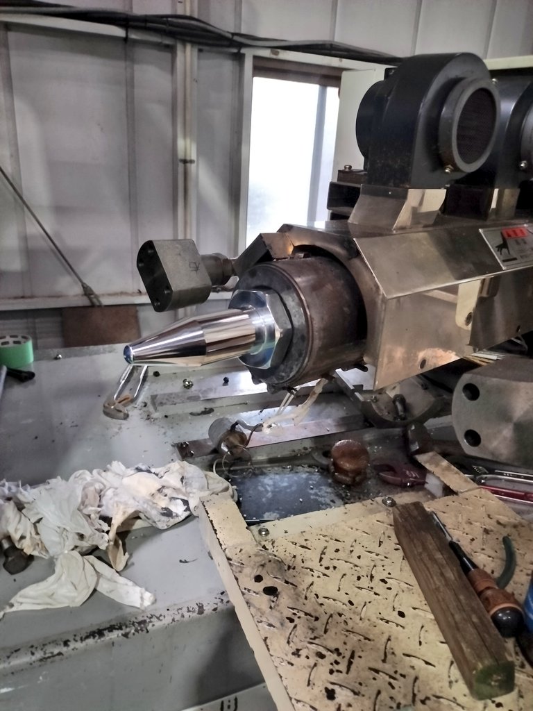 ノズル分解
射出成形機

メーカーのサービスマンが
諦めたノズル分解を

プラファンが解決してきた🧑‍🔧👍

バーナーで炙って大ハンマーで打撃
３回やってやっと緩んだよー
新ノズルに変えた
キラーン

確かな技術が証明されたね！

困った時のプラファン