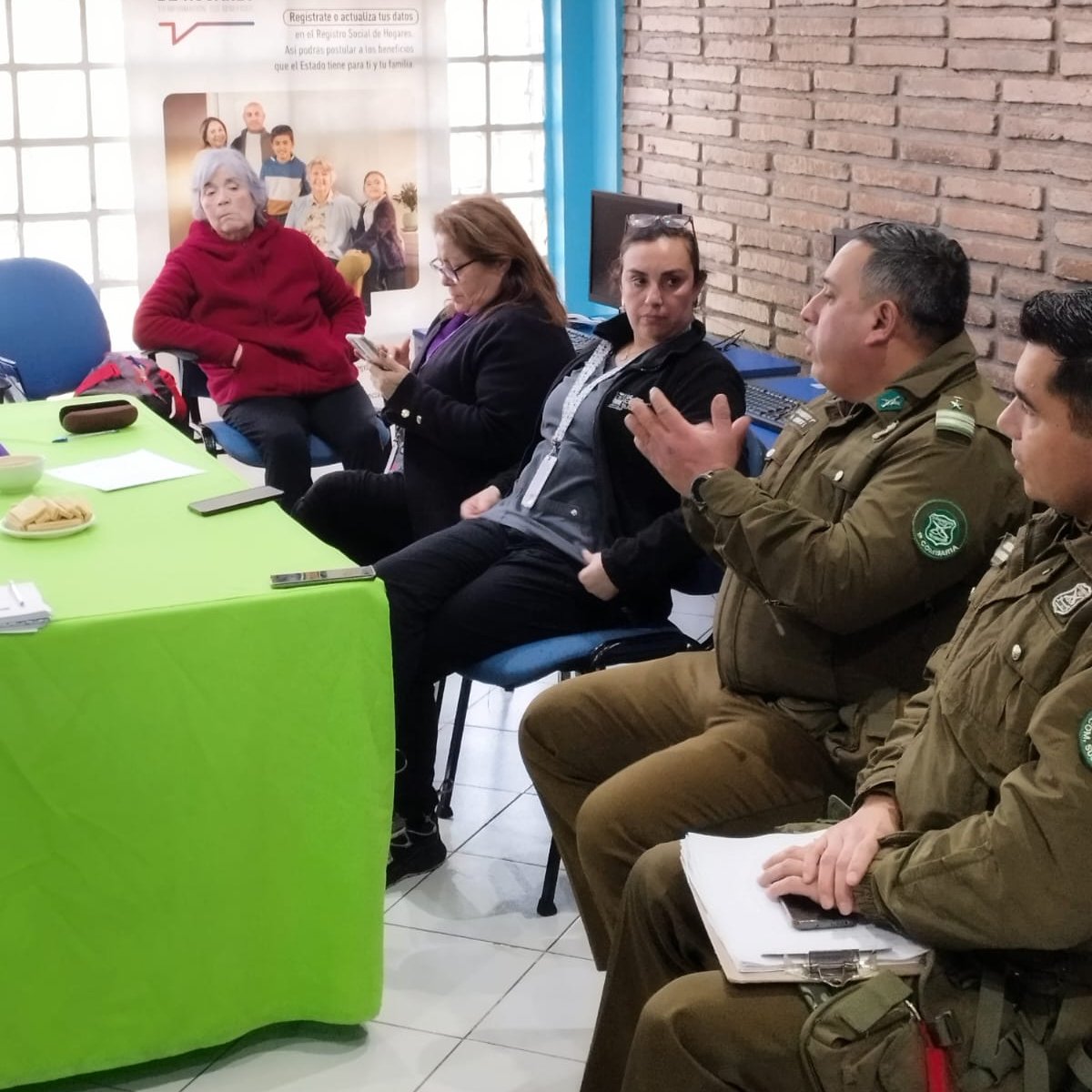 Carab_Maule's tweet photo. #LINARES: Carabineros de la Sub.#CristiánMartínezBadilla participó en una reunión junto a encargados del Colegio#GabrielaMistral,#Cecof, #ClubAdultoMayor y JJ.VV#MaríaPeregrina de la Población #YerbasBuenas;en ella se trataron temas preventivos en pro de la seguridad del sector. https://t.co/OKAMqBXPiV