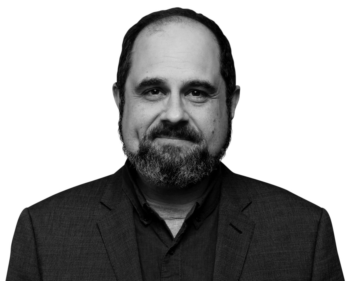 This is Craig Mazin, writer of HBO's 'Chernobyl' and 'The Last of Us.' Despite never attending film school or growing up watching films, he developed a remarkable approach to screenwriting. Here’s his Master Class on how to write a Hollywood movie. Enjoy!👇