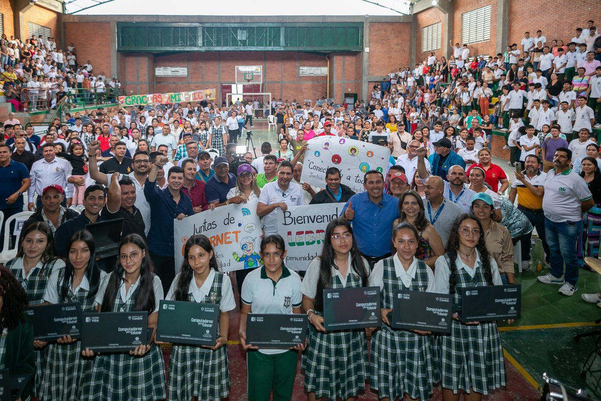 MauricioLizcano's tweet photo. ¡Más computadores para Santander! En Lebrija junto a 12 #JuntasDeInternet entregamos 336 @CompuParaEducar a estudiantes de siete sedes educativas: La Estación, Llanadas, Nuestra Señora de las Mercedes y las escuelas rurales Conchal, Centenario, Cuzaman y Uribe Uribe. Reiteramos nuestro mensaje a los niños, niñas y jóvenes: las vidas cambian a través de una idea y una herramienta tecnológica que la haga realidad. ¡Nuestra contribución desde el @Ministerio_TIC y el #GobiernoDelCambio!
