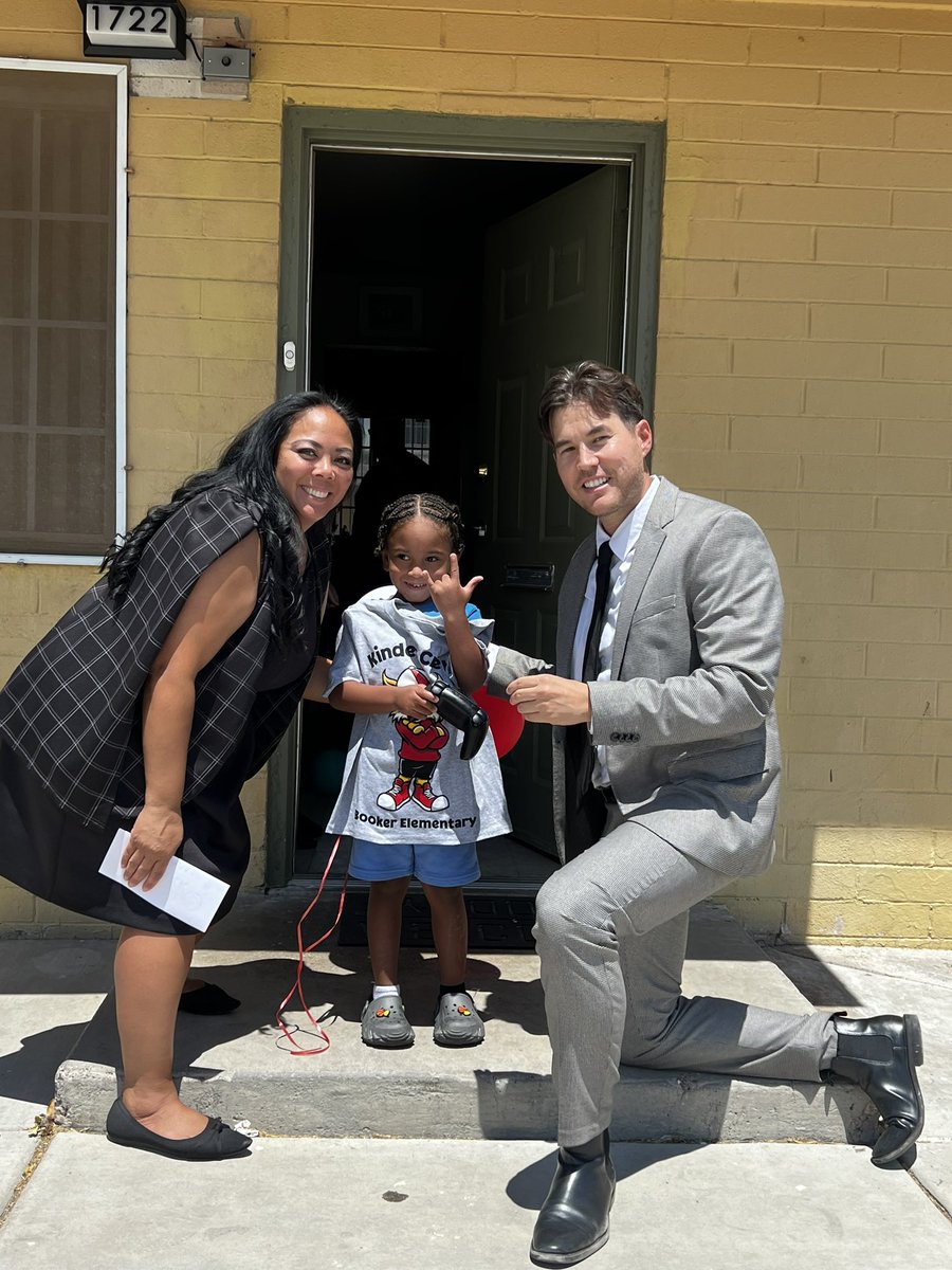 CullenSkyles's tweet photo. We LOVED getting out into the community and meeting our new bobcats! @EducatorMamaof4 https://t.co/sHHDyJR7sa