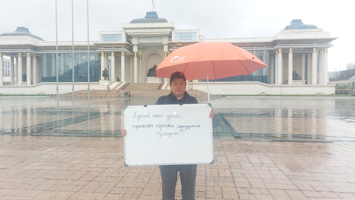 Надад хамгийн муухай нь наймын найман цагдаагаас нэг хууль дээдэлдэг цагдаа байгаагүйд, нэг хүн хайрлах сэтгэлтэй цагдаа байгаагүйд бухимдалтай байна!😭😡