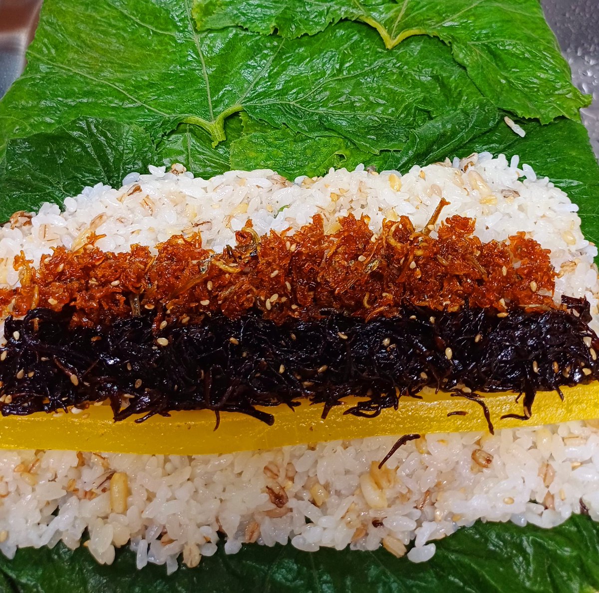 jadesook's tweet photo. 어릴적 먹던 기억은 참으로  오래갑니다
호박잎쌈밥   김밥처름 길죽하게  말아서 먹으니 별미 https://t.co/sUYZqjBNN2