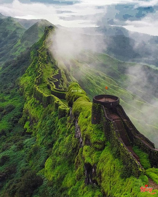 VertigoWarrior's tweet photo. 7. Chhatrapati Shivaji Maharaj Built Numerous Historic forts in Maharashtra https://t.co/5XgU88GEMg