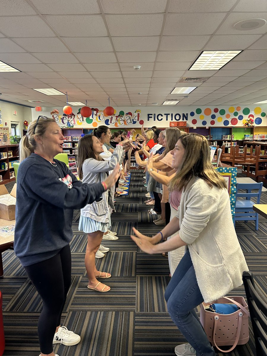angelaatkagan's tweet image. Rotating lines is a great way to engage students in discussion. Line them up in partners, then rotate one person to the end. New partner, new ideas. Don’t forget to celebrate with a cheer: this is the rollercoaster cheer. @KaganOnline #mrspink4thgrade