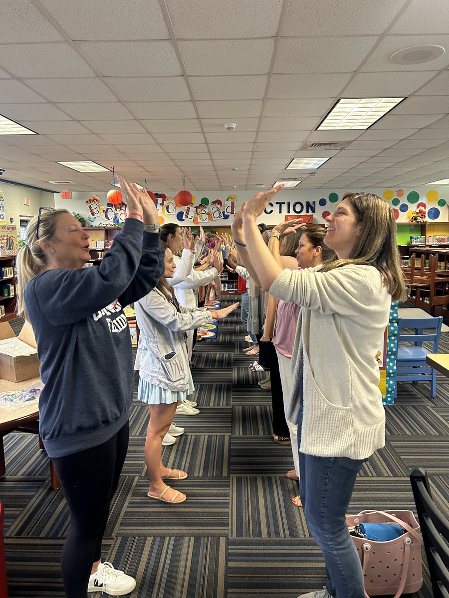 angelaatkagan's tweet image. Rotating lines is a great way to engage students in discussion. Line them up in partners, then rotate one person to the end. New partner, new ideas. Don’t forget to celebrate with a cheer: this is the rollercoaster cheer. @KaganOnline #mrspink4thgrade