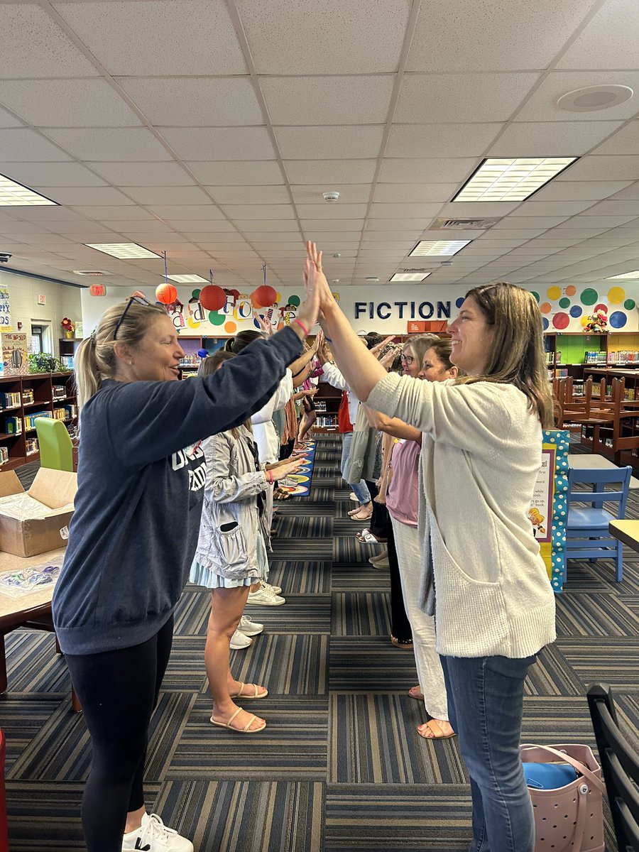 angelaatkagan's tweet image. Rotating lines is a great way to engage students in discussion. Line them up in partners, then rotate one person to the end. New partner, new ideas. Don’t forget to celebrate with a cheer: this is the rollercoaster cheer. @KaganOnline #mrspink4thgrade