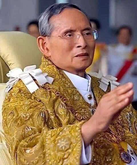 เ พื่ อ น้ อ ม แ ส ด ง ค ว า ม อ า ลั ย อ ย่ า ง สุ ด ซึ้ ง

พ่อหลวงผู้ทรงพระคุณอันประเสริฐทรงสอนคนไทยว่า...

"...ความพอพระราชหฤทัยของพระราชาอยู่ที่ว่า แต่ละคนจะทำหน้าที่ของตัว ด้วยความตั้งใจ มีความคิดพิจารณาที่รอบคอบ ไม่ทะเลาะเบาะแว้งกัน ส่งเสริม