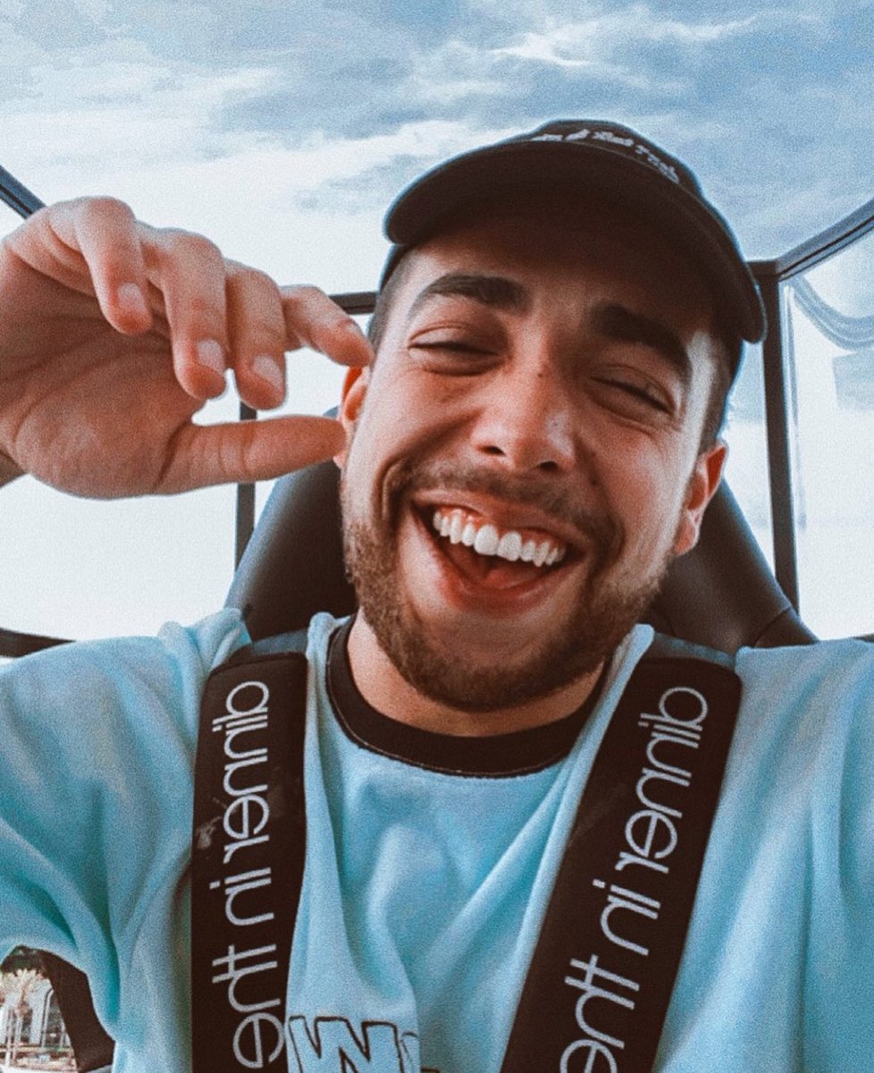lucasmaciel's tweet photo. TRINTEI, sabe-se lá como, mas querendo manter o riso nos piores e melhores corres da vida! Analisando a expectativa de vida humana e sabendo da minha capacidade de me meter em loucura, considero essa primeira metade da vida muito bem vivida, testada ao limite e cheia de expectativas para a próxima. To no auge, um chêro! 🫶🏽
