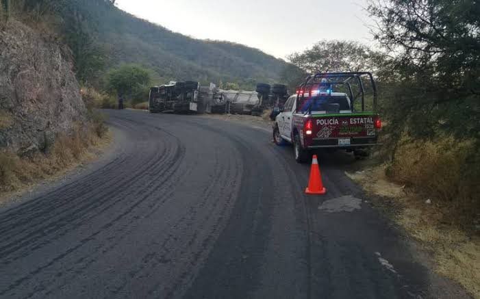 Muchas carreteras federales están en pésimas condiciones. Es el caso de la carretera Las Palomas -Tecomatlán, donde ocurren accidentes con frecuencia, que han costado la vida de muchas personas, incluida la de algunos de nuestros compañeros. 
#NoHayObrasConLa4T