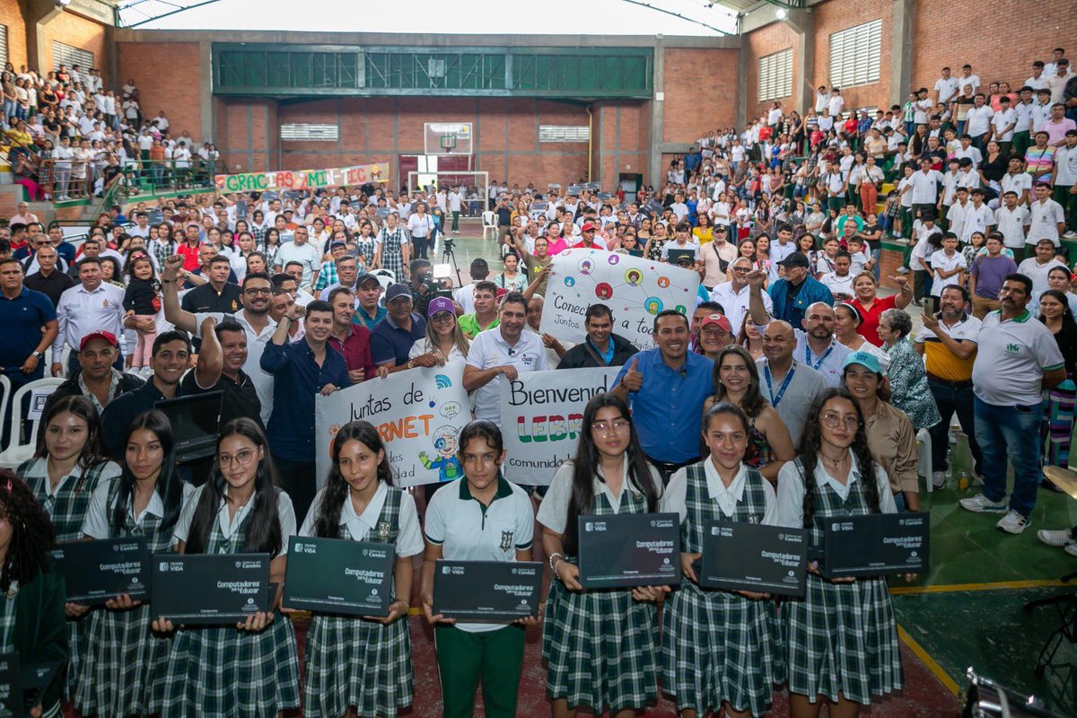 CanalTRO's tweet photo. #AEstaHora🔴| En Lebrija, Santander, culminó la agenda del día del @Ministerio_TIC @MauricioLizcano. En la capital piñera de Colombia el jefe de cartera entregó 336 computadores que irán dirigidos a estudiantes de colegios públicos para fortalecer su proceso de aprendizaje. https://t.co/yiO1R5WFQP
