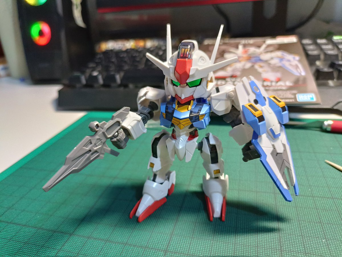 almohadani's tweet photo. El Gundam Aerial SD ha sido... ¡Completado! #Gundam #Gunpla #TheWitchFromMercury
Es sorprendente como está cosilla de tan solo 10 euros me ha dado tantas horas de diversión montándolo a poquitos durante dos días, estoy muy contento de haberlo escogido como mi primer Gunpla. ^^ https://t.co/2KM1A0PnXW