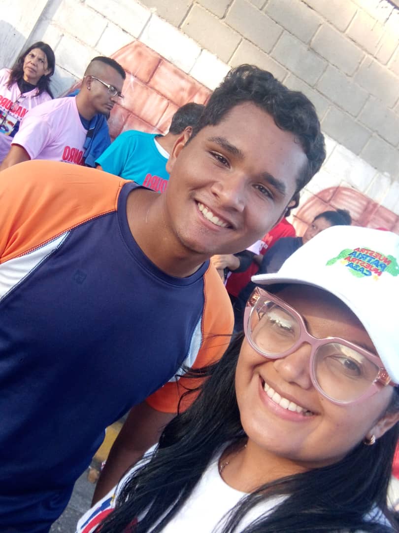 MPV_Lara's tweet photo. La alegría no puede faltar para acompañar y apoyar a nuestro candidato de la paz Nicolás Maduro, nuestro gallo pinto.
Desde el estado Lara.

@NicolasMaduro
@vargas_mimou
@fundacion_mpv
@Mippcivzla
@AdolfoP_Oficial
#CunaDeLibertadores https://t.co/bd8qrV5T5Y