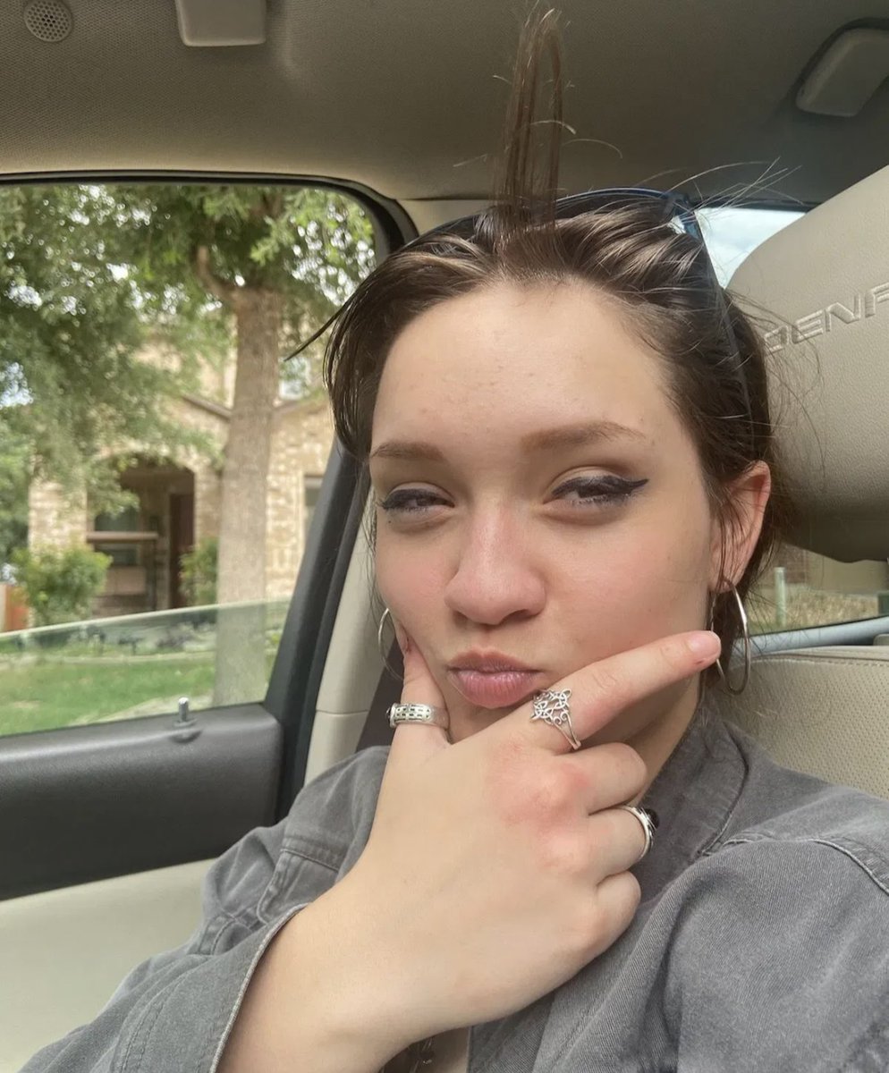 truthfighter33's tweet image. 🆘MISSING TEEN: Live Oak TX, Police seek help finding 17-year-old Skyler Faraklas-Last Seen: 10900 block of Almond Crest-Height: 5'2''-Hair Color: Light Brown-Eye Color: Green-Has a dimple on the middle of her chin-If you have any information, contact Live Oak PD @ 210-653-0033🆘