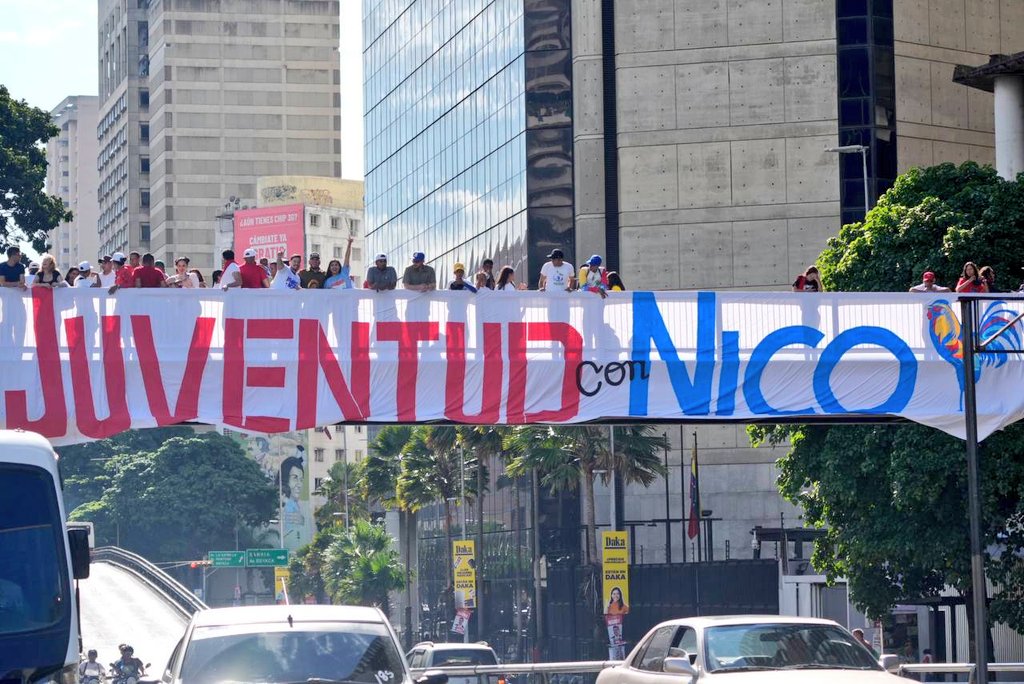 En Caracas, #CunaDeLibertadores salió la Juventud Bolivariana con Maduro a ratificar el voto para la Paz. 
Caracas, ni alguna otra región de Venezuela será nuevamente escenario  para el fascismo... ¡La Paz Vencerá!

#MaduroPresidente