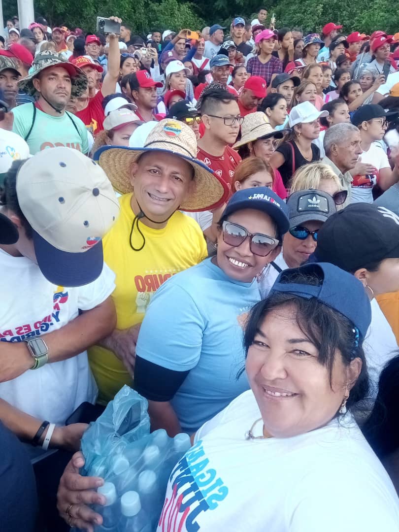 MPV_Lara's tweet photo. ¡Que bonito!
Nos caracteriza la unión, la paz y la humildad. Hermanos que juntos y juntos construyen la vida y la paz.
Aquí está tu pueblo Nicolás,Lara te apoya. 
¡Vamos pues!

@NicolasMaduro
@vargas_mimou
@fundacion_mpv
@AdolfoP_Oficial
@EleamerAbdala
#CunaDeLibertadores https://t.co/dM51EkDARY