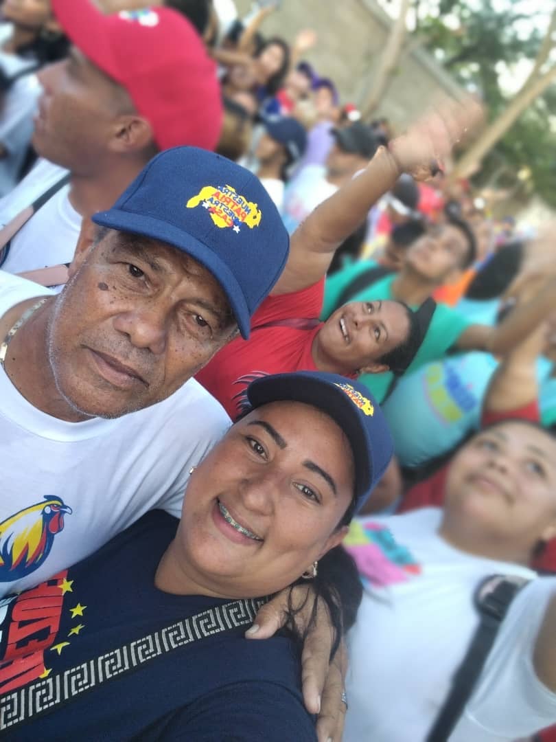 MPV_Lara's tweet photo. ¡Que bonito!
Nos caracteriza la unión, la paz y la humildad. Hermanos que juntos y juntos construyen la vida y la paz.
Aquí está tu pueblo Nicolás,Lara te apoya. 
¡Vamos pues!

@NicolasMaduro
@vargas_mimou
@fundacion_mpv
@AdolfoP_Oficial
@EleamerAbdala
#CunaDeLibertadores https://t.co/dM51EkDARY