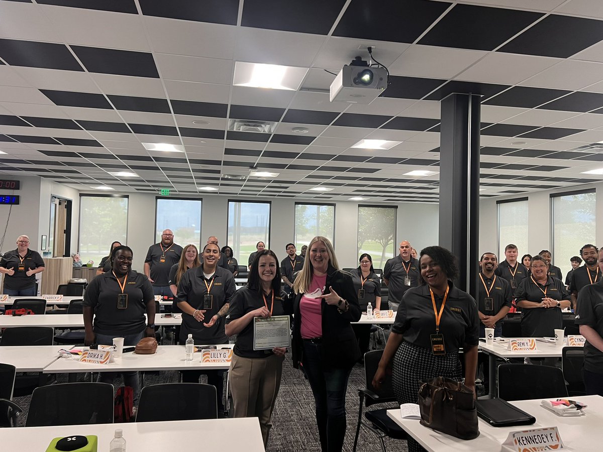 twchilihead's tweet photo. Cheers to you Devin with Focused Recognition at #ChilisEMERGE 🎉🌶️👏 #ChilisLove https://t.co/ki6d0LsR0h