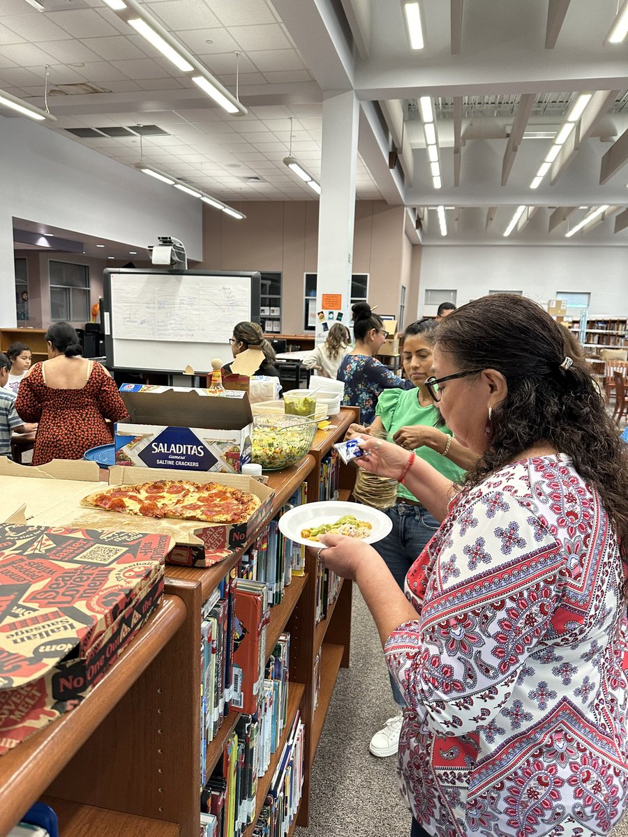 miguelmigrant's tweet photo. How do you increase parent engagement for Hispanic families? Let me share one tip: food ๐ฅ. Our culture is motivated by three things: food, music and traditions. Solo falto el mariachi. #title1 #title3 #parentengagement #parentsupport #familyengagement #vamosgatos @ElginTxISD https://t.co/6XcLRa5ef4