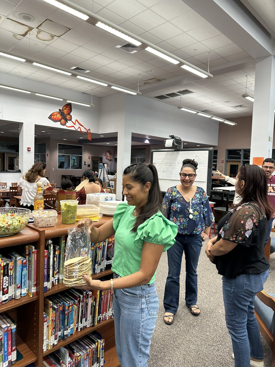 miguelmigrant's tweet photo. How do you increase parent engagement for Hispanic families? Let me share one tip: food ๐ฅ. Our culture is motivated by three things: food, music and traditions. Solo falto el mariachi. #title1 #title3 #parentengagement #parentsupport #familyengagement #vamosgatos @ElginTxISD https://t.co/6XcLRa5ef4