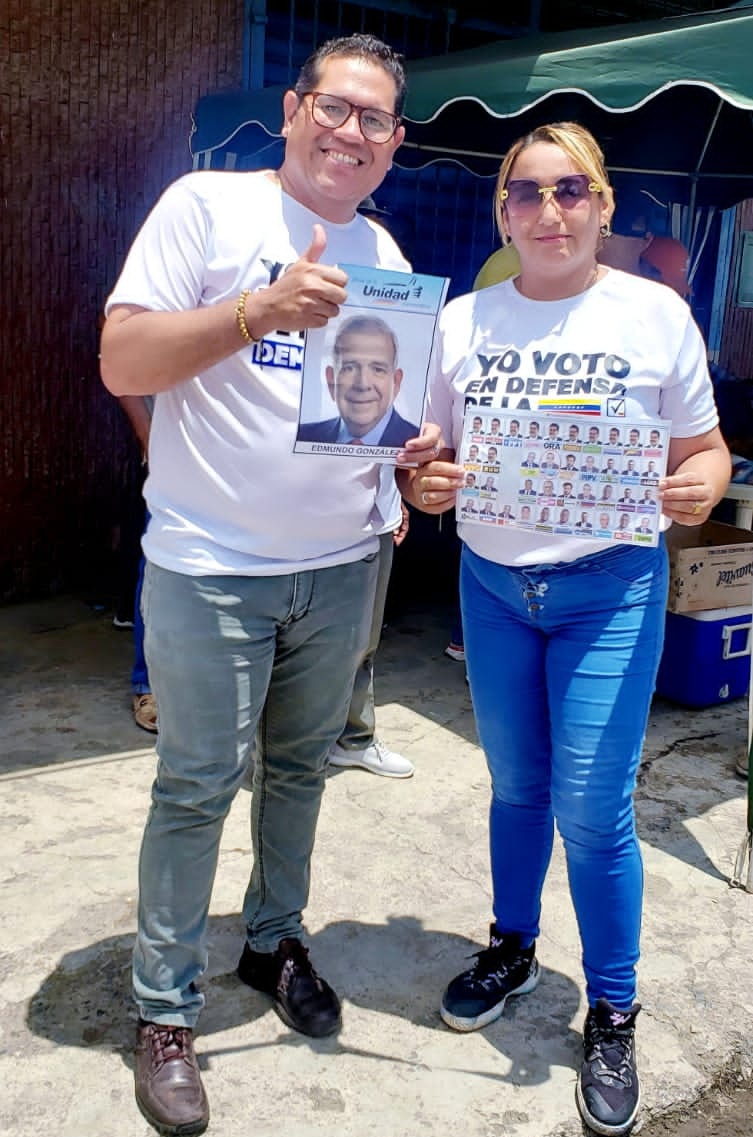 A horas trascendentales para la historia republicana de Venezuela 🇻🇪, aquí estamos juntos, porqué entendemos que a nuestros hijos y los futuros nietos (bendiciones que aun no tenemos), debemos legarle un país del cual sentirnos orgullosos. Libre y democrático. 

#SeremosLibres 👍🏼