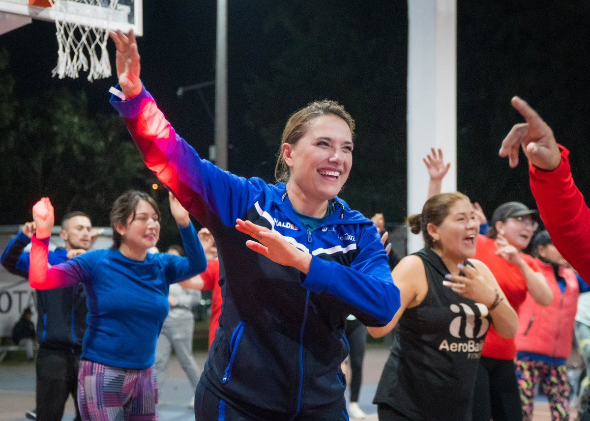 GADOtavalo's tweet photo. ¡BAILA OTAVALO! Movimiento y energía para todos
Cientos de personas disfrutaron de la Baila Otavalo en La nueva cubierta de las canchas del Parque San Sebastián. @bellhermosa compartió gratos momentos, promoviendo la actividad física y el bienestar emocional de los participantes https://t.co/k4eOc57N9m
