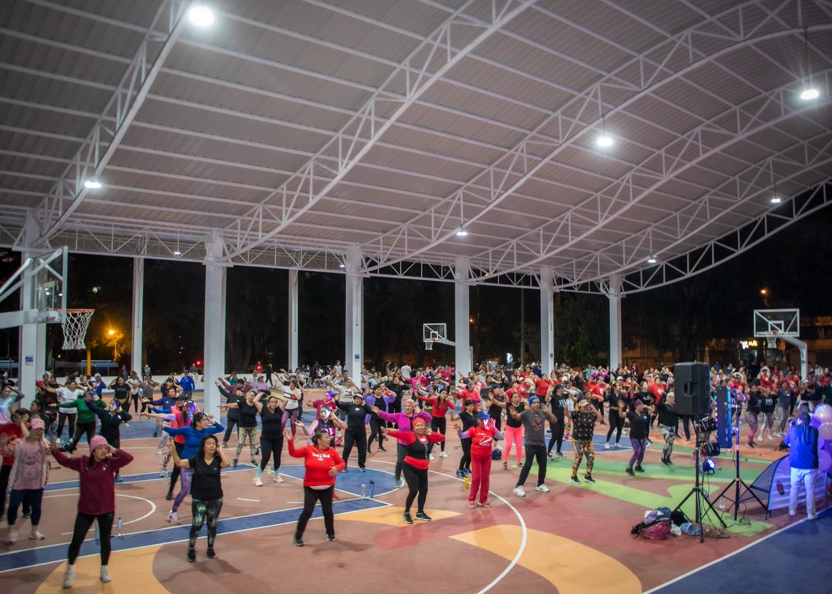 GADOtavalo's tweet photo. ¡BAILA OTAVALO! Movimiento y energía para todos
Cientos de personas disfrutaron de la Baila Otavalo en La nueva cubierta de las canchas del Parque San Sebastián. @bellhermosa compartió gratos momentos, promoviendo la actividad física y el bienestar emocional de los participantes https://t.co/k4eOc57N9m