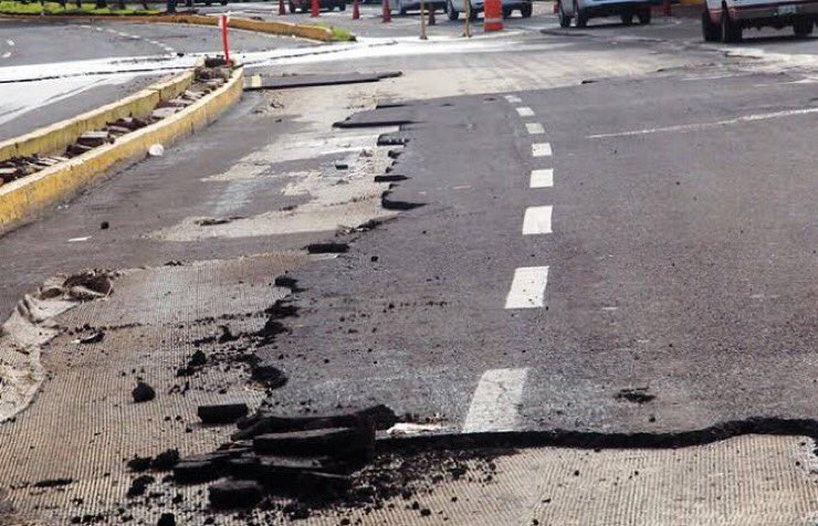 #NoHayObrasConLa4T
La falta de servicios básicos, la ausencia de agua, electricidad o gas no solo afecta las condiciones laborales, sino también a las personales, creando un círculo vicioso de insatisfacción y baja moral.