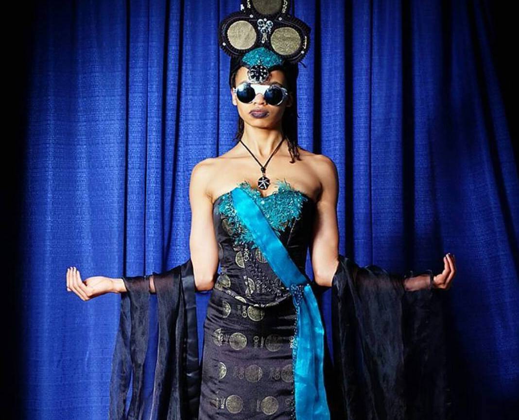 frankbeddor's tweet photo. With #SDCC in full swing, we're revisiting our convo with @ChadEdwardEvett  about creating the cosplays for #TheLookingGlassWars' characters. 

And if you're on the #ComicCon floor this weekend, keep an eye out for Chad, #HatterMadigan, and #QueenRedd. 

https://t.co/ogecRuBUqm https://t.co/CNEAePIvAd