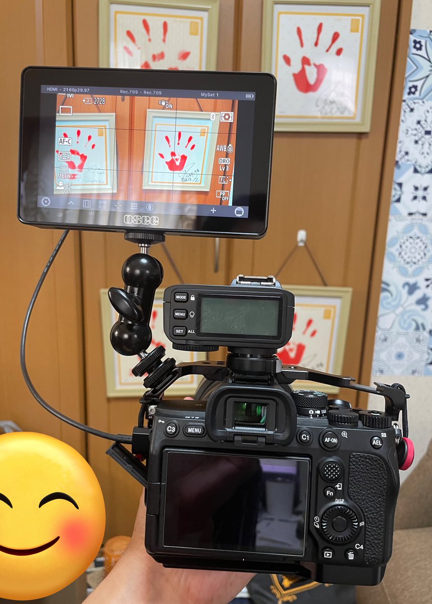 qdepY4jsFwXa2Y1's tweet photo. #リグを組む #SmallRigカメラケージ 
#外部モニター
#85F
とりあえずリグを組んでみた
フラッシュコマンダーも避けそられて、悪くないかな
やはりまぁまぁ重いけど、ストラップやハンドストラップで、カバーしますかな
あ、額縁ズレてる💦 https://t.co/wXf8vLRnNU