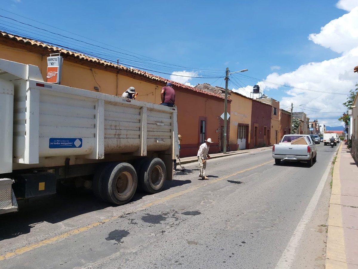 ingmarcotrejo's tweet photo. Comparto la misma indignación y preocupación de los ciudadanos; las carreteras cada vez se vuelven más peligrosas e intransitables. Mientras en el Gobierno Federal, se echan la bolita, entre que les toca o no, nosotros estamos poniendo nuestro granito de arena. https://t.co/cBua4akrTw