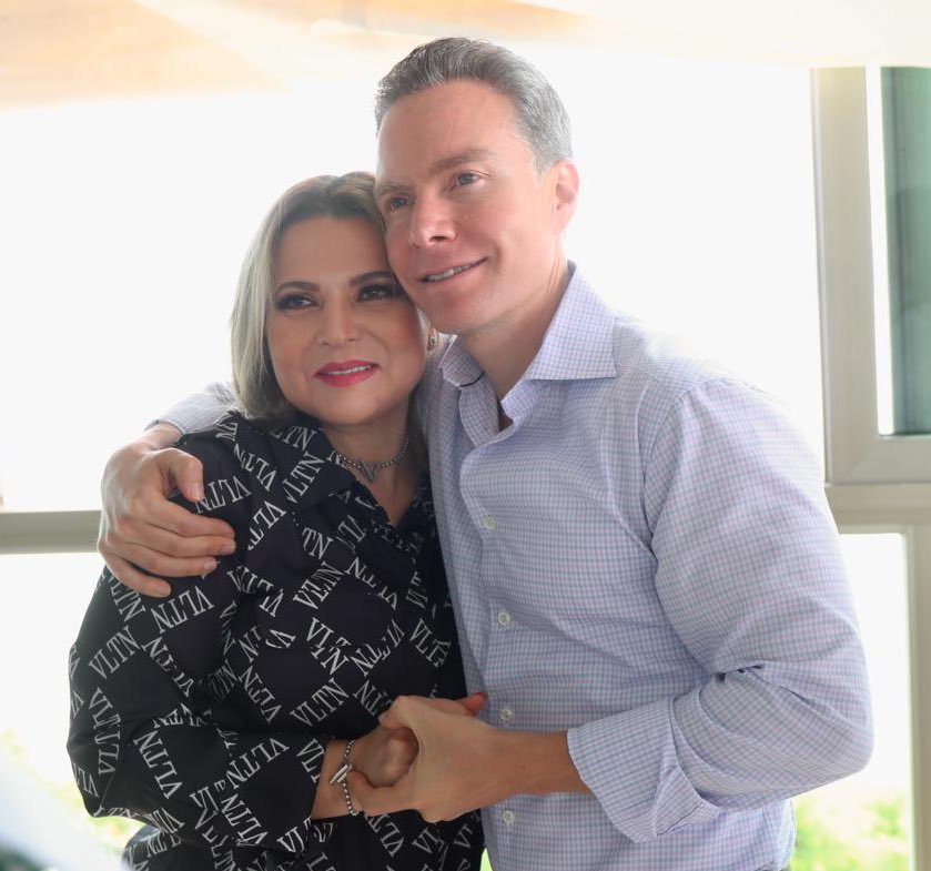 VelascoM_'s tweet photo. Felicito mucho a mi amiga @ClaudDelgadillo con motivo de su cumpleaños y le deseo que la vida le regale siempre mucha salud y bendiciones al lado de sus seres queridos. ¡Un fuerte y afectuoso abrazo! https://t.co/9ZlqztiLh1