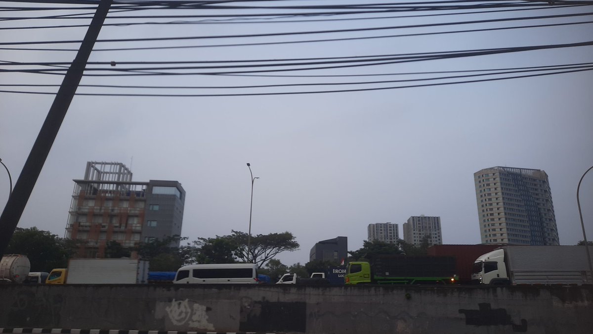 olivenitnot's tweet photo. @TMCPoldaMetro macet tol tb simatupang arah pa rebo ada apa ya? https://t.co/ZWL0GPl4Iu
