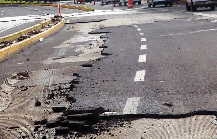 #NoHayObrasConLa4T
La falta de servicios básicos, la ausencia de agua, electricidad o gas no solo afecta las condiciones laborales, sino también a las personales, creando un círculo vicioso de insatisfacción y baja moral.