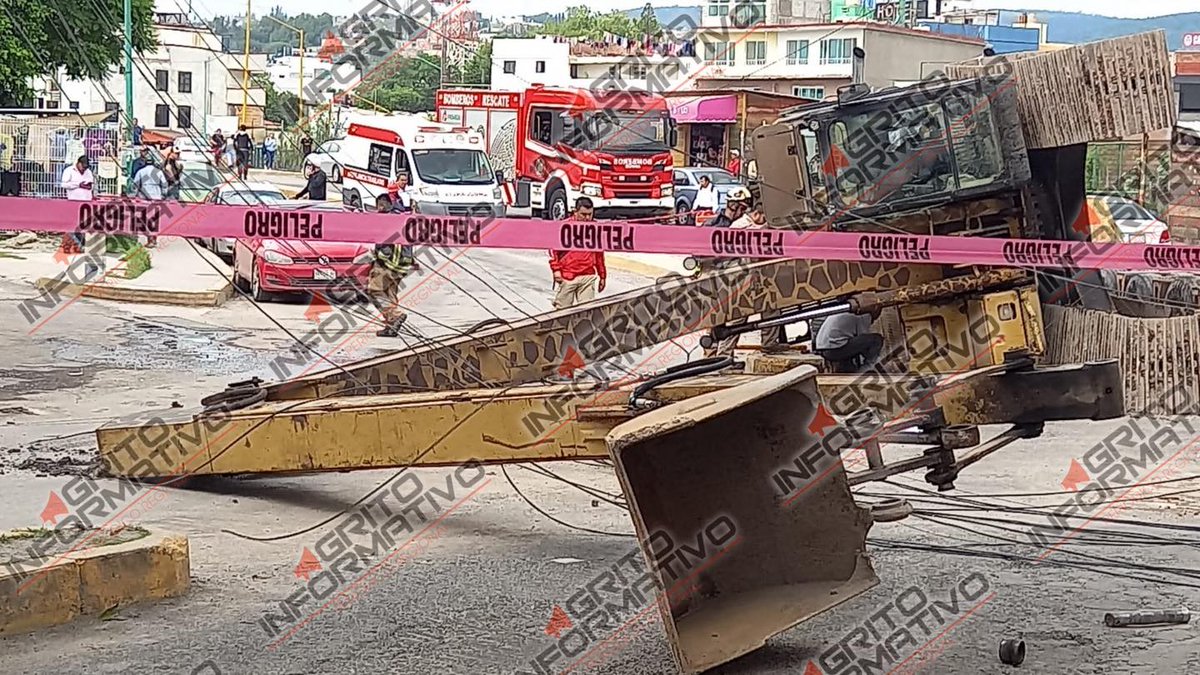 VUELCA PESADA MÁQUINA QUE REALIZABA TRABAJOS EN TULA periodicogritoinformativo.com/2024/07/24/vue…